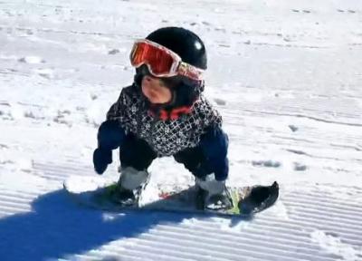 مهارت عجیب دختربچه 11 ماهه در اسنوبرد سواری