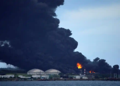آتش سوزی انبار نفت در کوبا در پی برخورد صاعقه